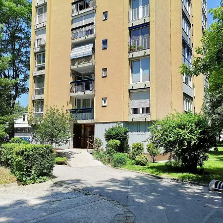 Oli's Place Apartment *
